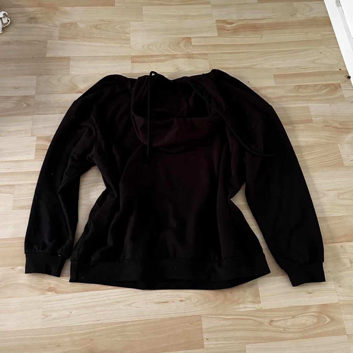 Gullig svart hoodie med tryck - 90