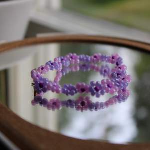 Handgjort armband i glaspärlor ”blommor” 🌸 tråden är elastisk. 