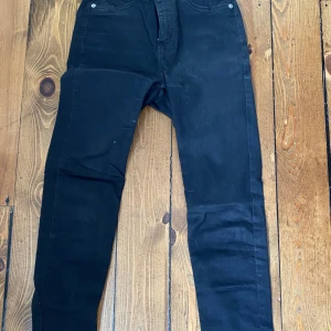 Jeans - Alla tre är skinnet jeans från lager 157. Jag vill bli av med dessa då de tar upp mycket plats i min garderob. Så jag säljer alla för 50 kr styck eller alla tre för 110 kr.