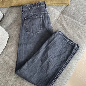 Jeans från Calvin Klein i jätte bra skick men används inte längre. På tredje bilden ser ni lite tydligare hur de ser ut men färgen är då svart. Säljer för min bror.