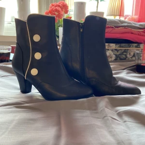 Skor med kalk  - Använda ett fåtal gånger 