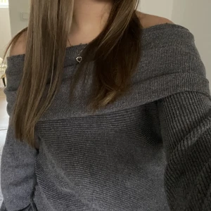 Off shoulder tröja - En fin stickad tröja ifrån Zara. Mysigt material och passar perfekt nu till hösten 😍🙌🏻