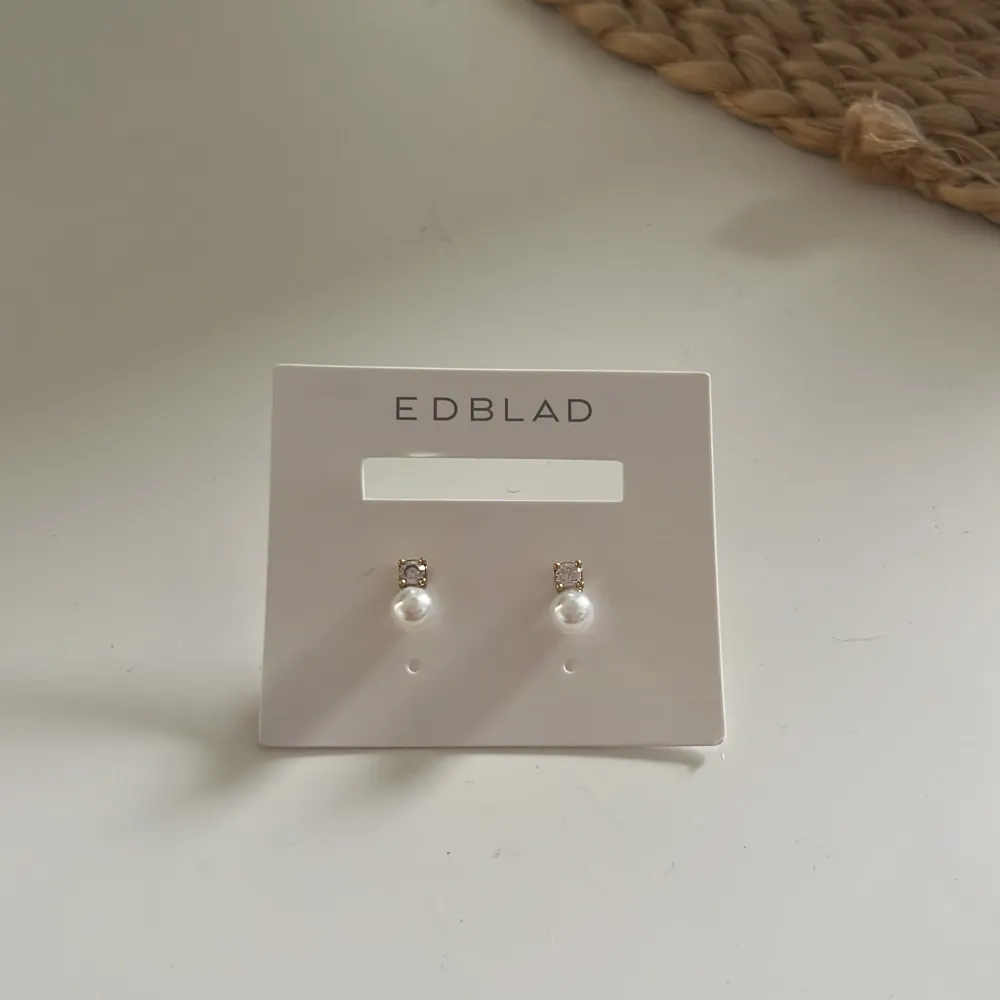 Säljer nu ett par helt nya oanvända örhängen från Edblad! Nypris 299. Accessoarer.