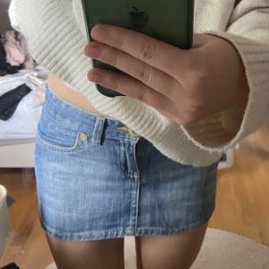 Lågmidjad jeanskjol - Superfin lågmidjad jeanskjol som tyvärr blivit för liten. Sitter bra och har fina detaljer på bakfickorna 💗sitter som en 36a ungefär