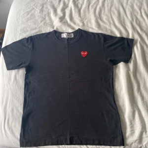 Comme des garcons t-shirt - En CDG t-shirt i i princip nyskick som blivit för liten för mig. orginalpris var över 900 och har knappt använt den.