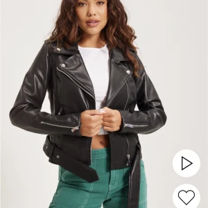 Skinnjacka - Säljer denna helt oanvända bikerjacka med lappar kvar! Har för många jackor så behöver bli av med några🥲 jackan är lite oversize på mig som normalt har XS/S. Originalpris 849kr, kan tänka mig att gå ner i pris vid snabb affär!