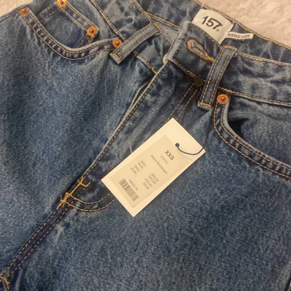 Ett par mörk blåa baggy jeans som är helt nya. Kvittot hade gått ut så kunde inte lämna tillbaka. Jättefina jeans som var tyvärr för små🙂. Jeans & Byxor.