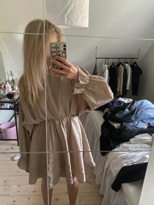 Beige/brun klänning - Jättefin klänning från chiquelle!🤩💕