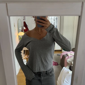 Zadig Voltaire tröja - Supersnygg långärmad från Zadig Voltaire i storlek s. Tröjan är grå och har två turkosa stjärnor på baksidan av vardera arm, vid armbågen. Inga defekter💘🎀