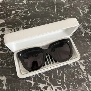 Säljer mina superfina solglasögon från Chimi. Modell 008. Originalfodral samt originalförpackning kommer med. Glasögonen är använda men i jättefint skick, som nya! Säljer de bara till priset som står i annonsen.