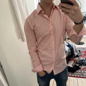 John henric skjorta - Orange/vit skjorta från John Henric i nyskick. Storlek 39 som motsvarar S/M. Säljer då den it kommer till så mycket användning som tänkt. Skriv om ni undrar något 👌