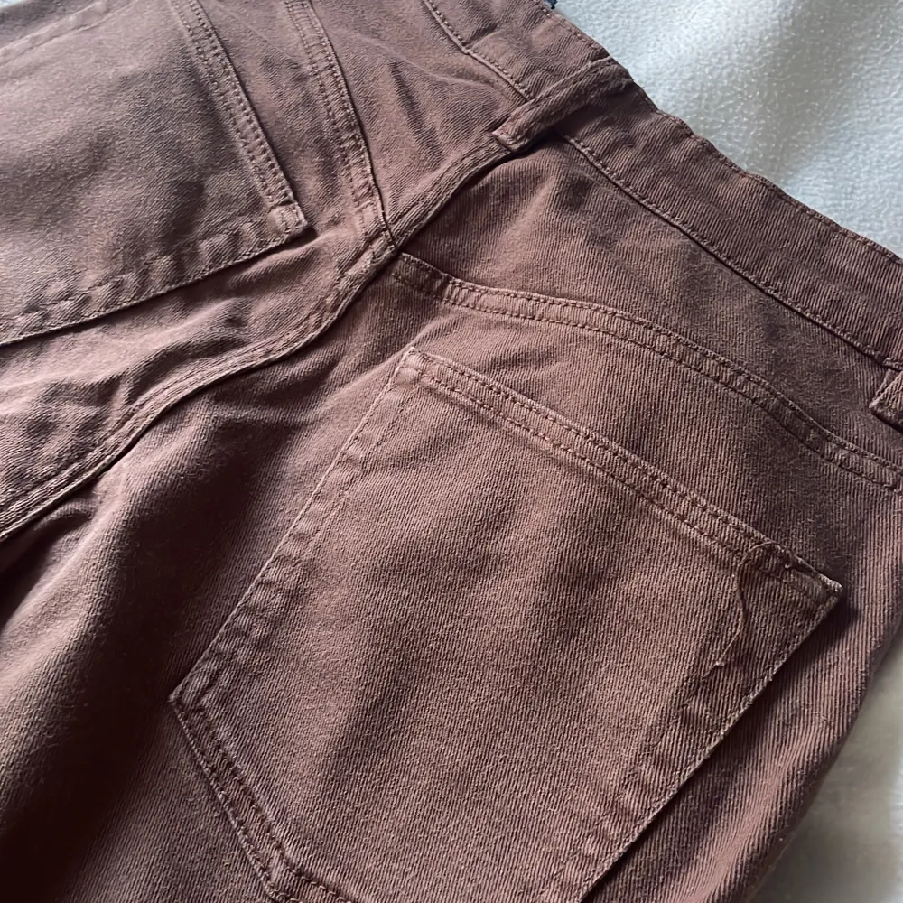 Säljer ett par bruna jeans från h&m. Har inte använt dem så pass mycket men de har en tråd (sista bild) som är lös på ena fickan. De sitter ganska löst men sitter som str 40!. Jeans & Byxor.