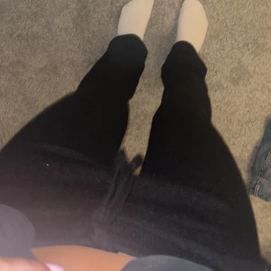 Soft goat byxor - Soft goat byxor köpta för 2 895 kr och säljer nu för 400. Inte säker på färgen antligen svart eller mörkblå. Dom ser mörka ut iallafall. Skit snygga och jätte sköna. Pris kan diskuteras ❤️