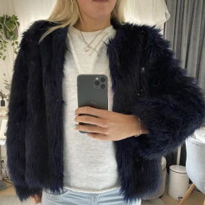 Pälsjacka  - Säljer denna sjukt snygga marinblåa pälsjacka💘💘perfekt till finare tillfällen 