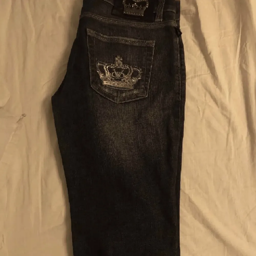 Ritkigt snygga lågmidjade Victoria  Beckham jeans som ja köpte här på Plick för ungefär ett halvår sen. Använt sparsamt så i bra skick, modellen är en blandning mellan straightleg och bootcut💕Innerbenslängden är 75 cm och midjan rakt över är 41 cm. Jeans & Byxor.