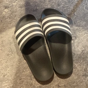 Adidas tofflor - Vinnie hacker har haft dom på sig