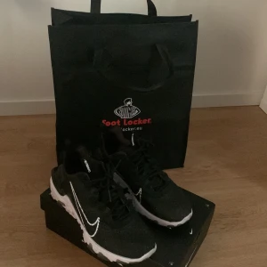 Nike reacts  - Köpta för 1700kr för bara några dagar sen. Skick 10/10. Använda 3 gånger. Har kvitto box och påse. 