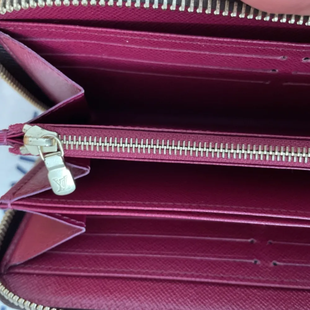 Jättefin och praktisk plånbok från Louis Vuitton med dustbag och kvitto . Accessoarer.