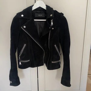 Mockajacka  - Jacka i imiterad mocka från vero Moda. Fint skick. Köparen står för frakten 