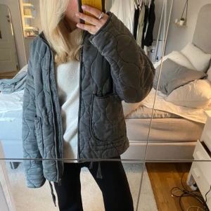 Jacka  - Starta budgivning då många var intresserade❤️‍🔥 Funderar på att sälja denna superfina jacka från Zara❤️‍🔥❤️‍🔥  knappt använd och i superfint skick❤️‍🔥 storlek S men passar även mindre/större beroende på hur man vill att den ska sitta❤️‍🔥 lånade bilder❤️‍🔥 direkpris 800kr❤️‍🔥❤️‍🔥