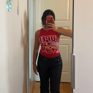 Röd bodysuit - Röd bodysuit från superdry i st 36.