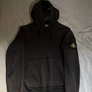 Stone island hoodie i storlek S, mycket bra skick. Digitalt kvitto finns, skriv meddelande för fler bilder och info 👌