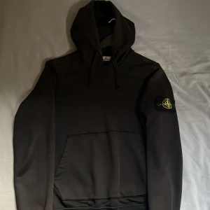 Stone island hoodie  - Stone island hoodie i storlek S, mycket bra skick. Digitalt kvitto finns, skriv meddelande för fler bilder och info 👌
