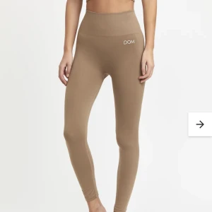 DOM Träningstights  - Super fina och sköna träningstights från DOM i en beige färg, storlek S💗💗