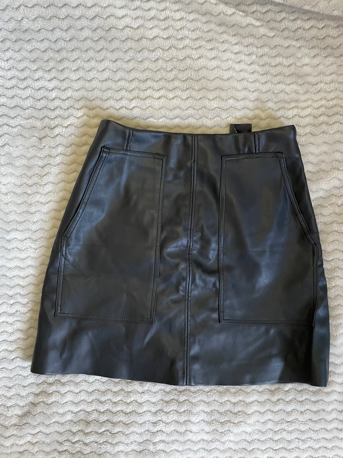 Skinn kort kjol storlek 36 oanvänd! - 90