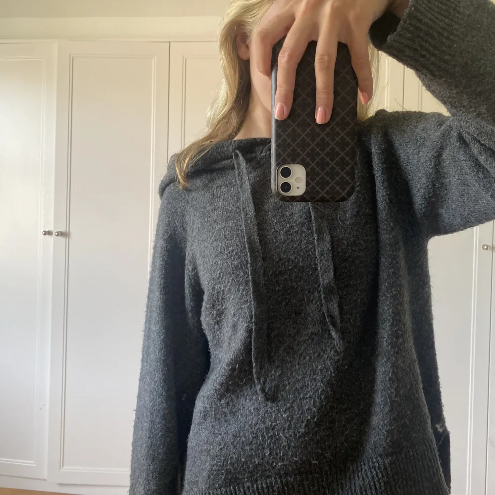 Stickad hoodie från hm, as najs nu till hösten💕💕lite nopprig men inget särskilt!. Stickat.