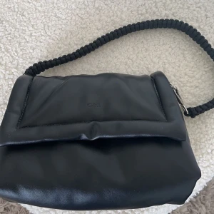 Väska - Nästan aldrig använd  Skriv för fler bilder