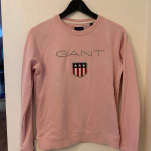 Ljusrosa tröja från Gant i strl S (färgen gör sig mest rättvis på bild 3). Knappt använd så i fint skick, finns dock en svagt ljusgrå skiftning vid ärmslutet (bild 3).  Kan mötas i Linköping annars står köparen för frakt. Katt i hemmet 😸