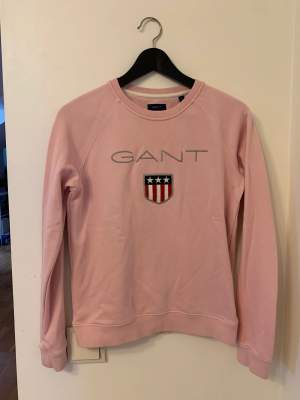 Ljusrosa tröja från Gant i strl S (färgen gör sig mest rättvis på bild 3). Knappt använd så i fint skick, finns dock en svagt ljusgrå skiftning vid ärmslutet (bild 3).  Kan mötas i Linköping annars står köparen för frakt. Katt i hemmet 😸
