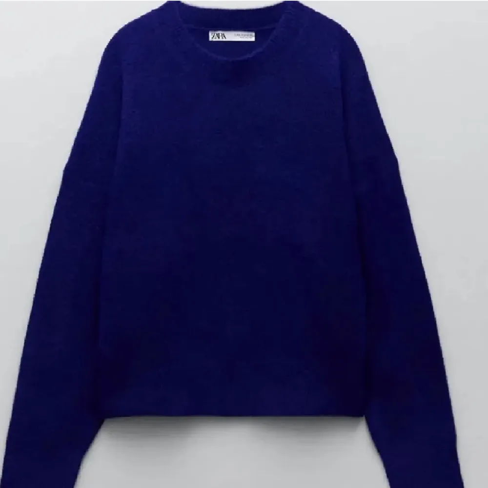 Säljer denna blåa stickade tröja från zara som inte används längre💞. Stickat.