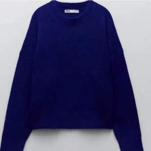 Säljer denna blåa stickade tröja från zara som inte används längre💞