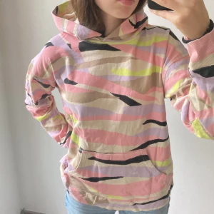 Färgglad hoddie från Lindex  - Gillar du färg eller gör ditt små syskon det? Ja då är denna hoddien som gjord för dig. Denna kommer från Lindex (barnavdelningen), den har små slittar på båda sidorna och är perfekt till hösten som kommer nu. Frakt ingår ej i priset!