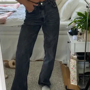 Oversize baggy jeans från zara, väldigt långa, jag är 177 cm. 