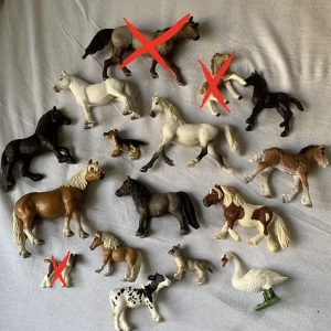 schleich hästar - schleich hästar samt en kalv, en svan, en hundvalp och en vargunge🤭bläddra för att se styckpriset, annars är det 220kr för alla🤗 OBS tryck inte på köp nu om du bara vill köpa en/några!! (dom överkryssade är redan köpta)