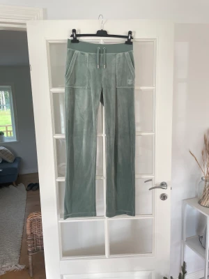 Juicy byxor - Otroligt fina juicybyxor i väldigt bra skick, nästan aldrig använda då dom är lite för stora och för korta för mig.