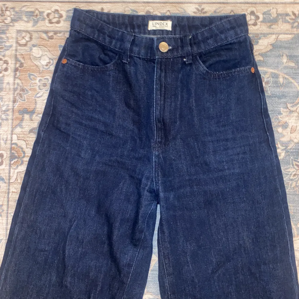 Ett par mörkblåa jeans från Lindex som är knappt använda.. Jeans & Byxor.