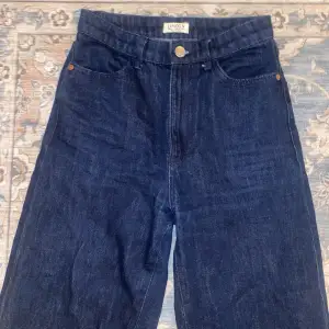 Ett par mörkblåa jeans från Lindex som är knappt använda.