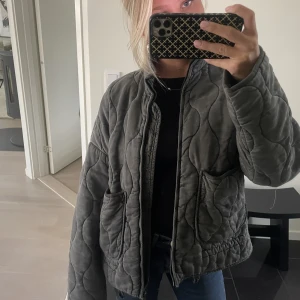 Jacka - Grå höstjacka som inte har några defekter och ser ut som ny❣️xs men passar s