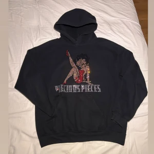 Precious Pieces La - Rinestone Hoodie från ett klädesmärke baserat i LA  Hoodien är i 8/10 skick för att den är lite noprig men annars är den i bra skick! Hoodien är ett M men passar nog en s också! Pris kan diskuteras. 