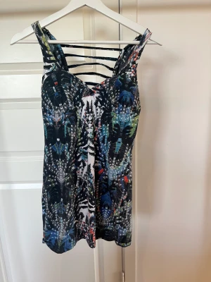 Klänning  - Miniklänning från märket Motel i stl. S! Använd någon enstaka gång, mycket bra skick! Kramar om formerna fint och har fin rygg! 