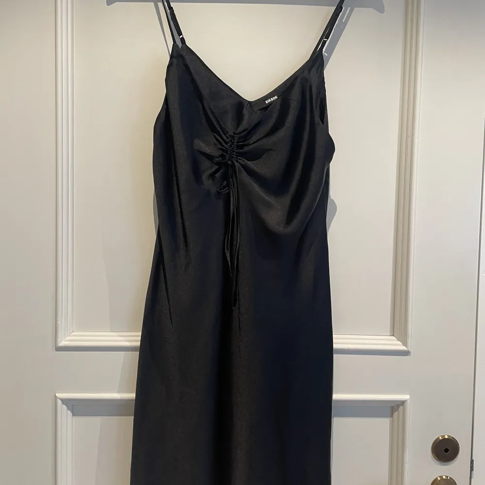 En helt oanvänd svart kläning från BIK BOK kunde inte ha den pga för liten storlek.  Den är i storleken L. Köptes för 399 och säljer den för 150 kr + frakt. Klänningar.