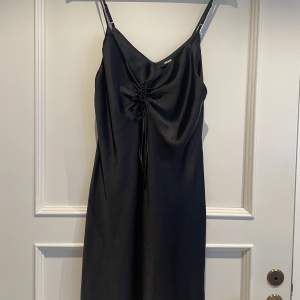 En helt oanvänd svart kläning från BIK BOK kunde inte ha den pga för liten storlek.  Den är i storleken L. Köptes för 399 och säljer den för 150 kr + frakt