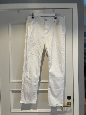 Jeans - Ett par vita jeans från FLASH jeans i storleken 44 och stilen kelly high ankel. Säljer för 120 kr + frakt