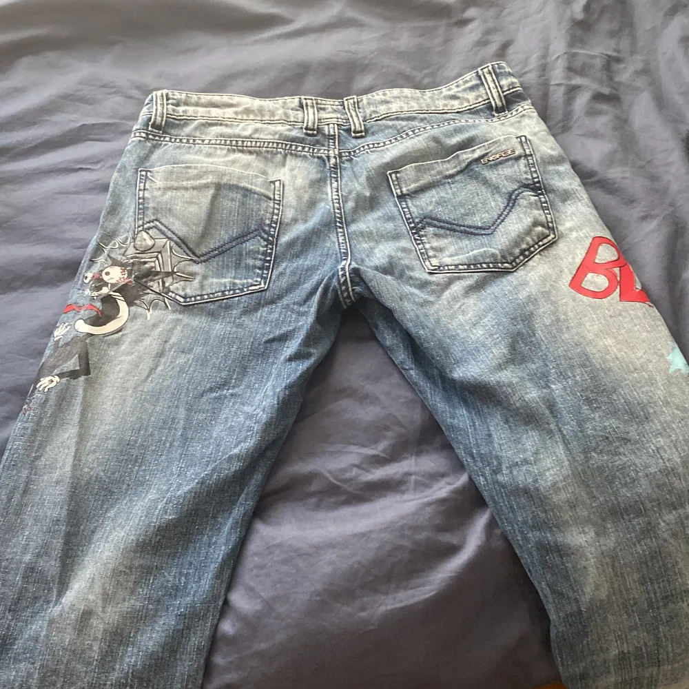 Skit coola lågmidjade jeans med tryck! Köpt second hand men väldigt bra skick, har inte kommit till användning av mig! Det står W33 men skulle säga S-L. Skriv för fler bilder<3 . Jeans & Byxor.