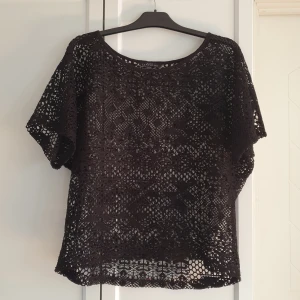 Svart, hålig, nät, blus  - Svart, hålig, nät, blus.  Zara Trafaluc. Storlek M 