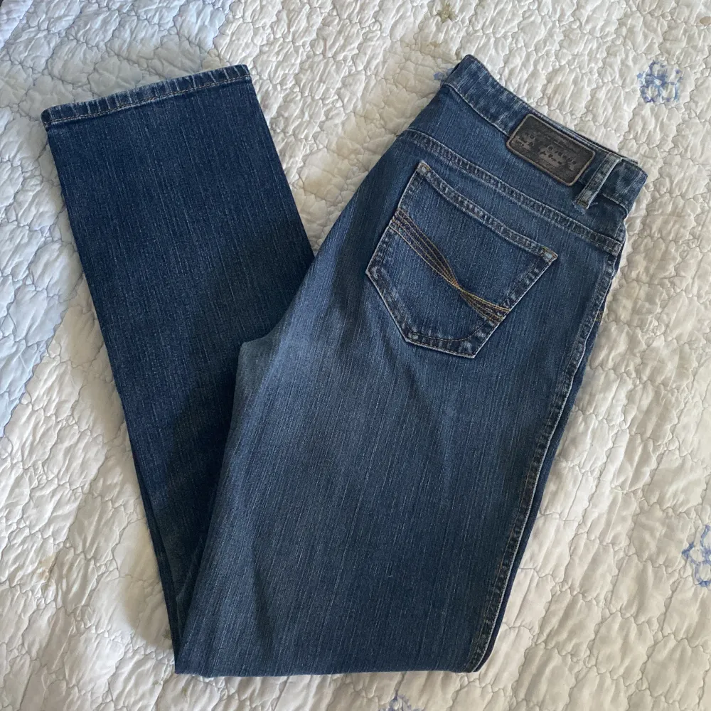 LÄS BIO INNAN DU KÖPER Jeans från märket Rosner i modellen Audrey. Strl 32, lite för kort på mig som är 173. Ett hål på vänstra bakfickan. . Jeans & Byxor.